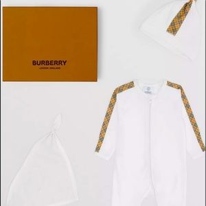 Burberry baby gift set